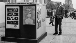 Warszawa 1972 r. Najlepszy Plakat Miesiąca - konkurs najlepszych plakatów eksponowanych w kwietniu 1972 roku na ulicach Warszawy. Prezentacja grafik przed Klubem Międzynarodowej Prasy i Książki (KMPiK, Klub MPiK, Empik) przy ulicy Nowy Świat 15/17 u zbiegu z Alejami Jerozolimskimi (P). Jury konkursu wyróżniło plakaty, od lewej: Iwo Dobiecki - "Cztery balety", Maria Ihnatowicz - "Noc mewy" 1972, Marian Stachurski - "Cyrk Klowni muzycy, plakat cyrkowy". Fot. PAP/Afa Pixx/Irena Komar