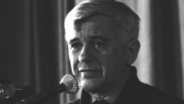 Warszawa, marzec 1981 r. Jan Józef Lipski podczas odczytu "Marzec 68". Fot. PAP/Mariusz Szyperko 