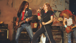 Opole 21.06.1984. XXI Krajowy Festiwal Piosenki Polskiej. Nz. występ zespołu TSA, gitarzysta Stefan Machel (1L) i wokalista Marek Piekarczyk (2L). Fot. PAP/Wojciech Kryński 