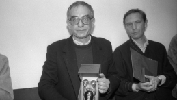 Gdynia 18 września 1988 r. Zakończenie XIII Festiwalu Polskich Filmów Fabularnych. Nz. reżyser Krzysztof Kieślowski (L) i scenarzysta Krzysztof Piesiewicz (P) z nagrodą Złote Lwy Gdańskie za najlepsze filmy festiwalu pt. Krótki film o miłości oraz Krótki film o zabijaniu. Fot. PAP/Stefan Kraszewski