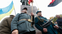 Weterani UPA pod pomnikiem w Kijowie. Fot. PAP/EPA/Sergey Dolzhenko