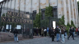 Noc Muzeów 2025. Kolejka zwiedzających przed siedzibą Muzeum Narodowego. Fot. PAP/Tomasz Gzell