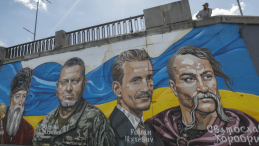 3.06.2025 r., Kijów. Na muralu zostali sportretowani: Piotr Sahajdaczny, hetman Kozaków zaporoskich w latach 1616–1622, Wałerij Załużny, Naczelny Dowódca Sił Zbrojnych Ukrainy w latach 2021–2024, Roman Szuchewycz, naczelny dowódca Ukraińskiej Powstańczej Armii w latach 1943–1950, Światosław Chorobry, wielki książę kijowski w latach 945–972. Fot. Sergey Dolzhenko / PAP/EPA