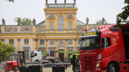 Demontaż sceny po imprezie techno na terenie muzeum w Wilanowie. Fot. PAP/Leszek Szymański