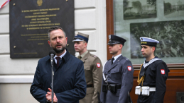 Warszawa, 12.05.2026 r. Wicepremier, minister obrony narodowej Władysław Kosiniak-Kamysz podczas uroczystości odsłonięcia tablicy pamiątkowej na fasadzie budynku Dowództwa Garnizonu Warszawa. Fot. PAP/Radek Pietruszka