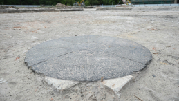 Podczas prac archeologicznych w okolicy Pałacu Bruehla odnaleziono pochodzące z lat 30-tych XX w, fragmenty muru ogrodu MSZ. Fot. PAP/Marcin Obara