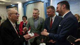 Wręczenie mjr. Władysławowi Dąbrowskiemu upominku od premiera w trakcie obchodów 82. rocznicy bitwy o Monte Cassino. Fot. PAP/Albert Zawada