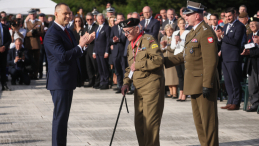 Prezydent RP Karol Nawrocki (L) oraz kapitan Władysław Dąbrowski (C) podczas Apelu Poległych na Polskim Cmentarzu Wojennym pod Monte Cassino, 18 bm. Para prezydencka RP bierze udział w obchodach 82. rocznicy bitwy o Monte Cassino. Fot. PAP/Leszek Szymański