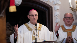Września, 20.05.2026. Prymas Polski abp. Wojciech Polak (przewodniczy mszy w kościele farny we Wrześni podczas obchodów 125. rocznicy strajku dzieci wrzesińskich. Fot. PAP/Jakub Kaczmarczyk