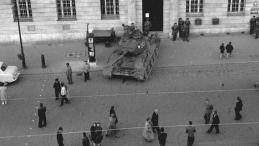 Poznań, czerwiec 1956 r. Czołg przed Oddziałem Narodowego Banku Polskiego w Alejach Karola Marcinkowskiego. Fot. PAP/Wojciech Kondracki