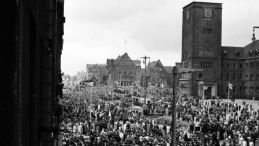Poznań, czerwiec 1956 r. Manifestujące tłumy na ulicach. Fot. PAP/CAF 