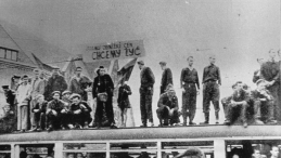 Poznań, czerwiec 1956. Robotnicy poznańskich zakładów H. Cegielskiego rozpoczęli strajk ekonomiczny. Tysięczne tłumy pojawiły się na ulicach. Następnego dnia przeciw manifestantom rzucono wojsko. Fot. Wojciech Kondracki/PAP/CAF/Reprod