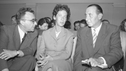 Poznań, październik 1956. Od lewej: docent Zakładu Prawa Polskiej Akademii Nauk Gustaw Auscaler, dr Aleksandra Flatau-Kowalska i adwokat, przewodniczący Komisji Prawniczej Ligi Ochrony Praw Człowieka Julis Wolf na sali rozpraw Sądu Wojewódzkiego podczas procesów poznańskich. Fot. PAP/Wojciech Kondracki