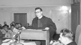 Poznań, 8.10.1956 r. Sąd Wojewódzki. Jeden z procesów pokazowych po protestach czerwcowych w Poznaniu (poznański czerwiec). Fot. AP/Wojciech Kondracki