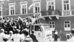 Radom 25.06.1976 r. Fala strajków i protestów, które wybuchły po ogłoszeniu przez rząd Piotra Jaroszewicza wprowadzenia drastycznych podwyżek cen urzędowych na niektóre artykuły konsumpcyjne. Na zdjęciu: protestujący na ulicy Żeromskiego. Fot PAP/Reprodukcja