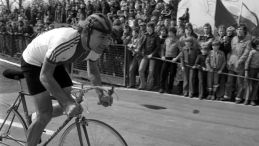 Piaseczno 05.05.1979. Kolarskie Mistrzostwa Polski w jeździe na czas, będące jednocześnie ostatnią eliminacją przed ustaleniem składu na wyścig Pokoju. Na zdjęciu Czesław Lang. Fot. PAP/Maciej Kłoś 
