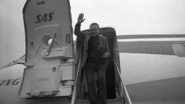 Warszawa, lotnisko Okęcie 19 czerwca 1981 - 45 lat temu Czesław Miłosz po wieloletniej emigracji przyleciał do Polski. Fot. PAP/Tomasz Abramowicz