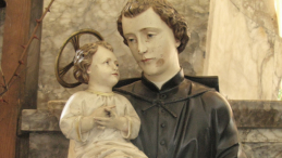 Figura św. Stanisława Kostki z Dzieciątkiem Jezus w kościele św. Marii Magdaleny we Lwowie. Fot. PAP/Jan Bortkiewicz 