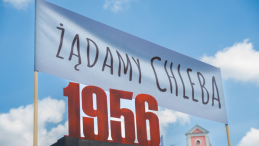 Poznań, 2.06.2026 r. Otwarcie wystawy „I te strzały nie były już dane w powietrze, ale do ludzi... Poznański Czerwiec 1956” na Placu Kolegiackim w Poznaniu. Fot. PAP/Jakub Kaczmarczyk
