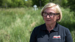 Prezes Stowarzyszenia Huta Pieniacka Małgorzata Gośniowska-Kola w miejscu prac poszukiwawczych w Hucie Pieniackiej. Fot. PAP/Vladyslav Musiienko