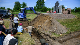 Prace poszukiwawcze w Hucie Pieniackiej w miejscach, gdzie mogą znajdować się masowe mogiły Polaków, zabitych w lutym 1944 roku. Prace prowadzi Instytut Pamięci Narodowej we współpracy z ukraińskimi partnerami. Fot.  PAP/Vladyslav Musiienko 