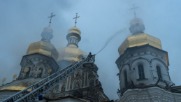 Historyczny klasztor Ławra Peczerska w Kijowie stanął w płomieniach w rezultacie ataku rosyjskich rakiet i dronów. Fot. PAP/Vladyslav Musiienko