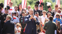 Prezydent Karol Nawrocki podczas uroczystości z okazji Narodowego Dnia Powstań Śląskich w miejscowości Grabówka. Fot. PAP/Jarek Praszkiewicz