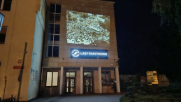Iluminacja na frontonie dawnego Komitetu Wojewódzkiego PZPR w Radomiu. Fot. IPN - delagatura w Radomiu