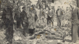 Na zdjęciu ofiary napadu na pociąg na trasie relacji Bełżec–Rawa Ruska dokonanego 16 czerwca 1944 roku w okolicy wsi Zatyle przez nacjonalistów ukraińskich. Autor: nieznany. Sygnatura: IPN Lu 81/1557 t. 1 (sygn. kopii cyfrowej IPNLU-2-21-1-27)/Źródło: https://zbrodniawolynska.pl/zw1/galeria-1/149,Galeria-zdjec.html