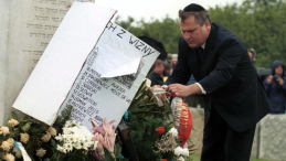 Jedwabne,10.07.2001r. Uroczystości żałobne w 60. rocznicę pogromu Żydów. N/z: prezydent Aleksander Kawaśniewski podczas składania wieńca. Fot. PAP/Adam Tuchliński