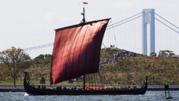 Draken Harald Haarfagre podczas rejsu do Nowego Jorku. Okręt został wykorzystany na planie filmu Christophera Nolana Odyseja. Fot. PAP/EPA/Justin Lane
