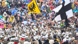 Inscenizacja bitwy pod Grunwaldem na polach grunwaldzkich pod Stębarkiem, 2025 r. Fot. PAP/Andrzej Jackowski
