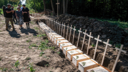 Puźniki, Ukraina, 6.09.2025 r. Pogrzeb ekshumowanych szczątków polskich ofiar zbrodni wołyńskiej na terenie dawnej wsi Puźniki w dzisiejszym obwodzie tarnopolskim na zachodzie Ukrainy. Fot. PAP/Vladyslav Musiienko