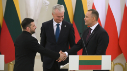 Wilno, Litwa, 25.01.2026 r. Od lewej: prezydent Ukrainy Wołodymyr Zełenski, prezydent Republiki Litewskiej Gitanas Nauseda i prezydent RP Karol Nawrocki podczas spotkania z przedstawicielami mediów w Pałacu Prezydenckim w Wilnie. Fot. PAP/Marcin Obara