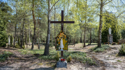 Polski cmentarz w Ostrówkach w obwodzie wołyńskim. Fot. PAP/Vladyslav Musiienko