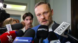  Szef KPRP Zbigniew Bogucki (P) podczas wypowiedzi dla mediów w Sejmie w Warszawie. Fot. PAP/Paweł Supernak