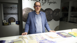 Właściciel Krakowskiego Salonu Numizmatycznego Marek Trybulski podczas prezentacji zbioru dokumentów, listów i kart pocztowych należących do więźnia niemieckich obozów koncentracyjnych. Fot. PAP/Łukasz Gągulski