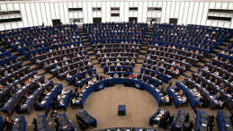 Europosłowie na sali obrad Parlamentu Europejskiego w Strasburgu w trakcie debaty na temat postępów w procesie akcesyjnym Ukrainy. Fot. PAP/Wiktor Dąbkowski