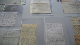 Przekazanie do zbiorów Państwowego Muzeum na Majdanku cennego zbioru listów i dokumentów dr. Jana Nowaka w Centrum Obsługi Zwiedzających PMM. Fot. PAP/Wojtek Jargiło
