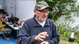 Opiekun polskich miejsc pamięci na Wołyniu, prezes Towarzystwa Przyjaciół Krzemieńca i Ziemi Wołyńsko-Podolskiej w Lublinie dr Leon Popek w miejscu prac ekshumacyjnych w Woli Ostrowieckiej na Wołyniu. Fot. PAP/Wojtek Jargiło