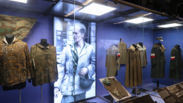 Wystawa "Splot. Czy sukienka może być mundurem? O tym, jak wojna zmieniła strój Warszawiaków" w Muzeum Powstania Warszawskiego. Fot. Paweł Supernak (PAP)