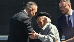 Obchody 82. rocznicy wybuchu Powstania Warszawskiego. Prezydent Karol Nawrocki i uczestnik powstania warszawskiego Ryszard Kniaź (C) podczas spotkania z powstańcami warszawskimi i uroczystości wręczenia odznaczeń państwowych, w stołecznym Muzeum Powstania Warszawskiego. Fot. PAP/Radek Pietruszka