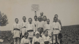 Dzieci na kursie Przysposobienia Rolniczego, na tablicy napis w języku polskim i ukraińskim, 1934, Toporowce, powiat Horodenka, woj. Stanisławów./Źródło: https://zbrodniawolynska.pl/zw1/galeria-1/149,Galeria-zdjec.html