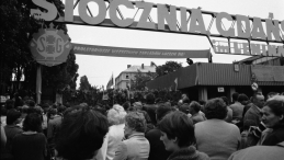 Brama Stoczni z Gdańskiej 31 sierpnia 1980 r. z hasłem Proletariusze wszystkich zakładów łączcie się. Fot. PAP/CAF/Janusz Uklejewski
