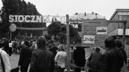 Brama Stoczni Gdańskiej 31 sierpnia 1980 z postulatami strajkujących robotników Wybrzeża. Fot. PAP/Janusz Uklejewski