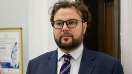 Warszawa, 19.11.2025 r. Dr Bartosz Machalica podczas konferencji prasowej w Sejmie. Fot. PAP/Albert Zawada