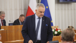 Warszawa, 6.08.2026. Senator Trzeciej Drogi Waldemar Pawlak na sali obrad Senatu w Warszawie. Jednym z punktów obrad było wyrażenie zgody na powołanie Mateusza Szpytmy na prezesa IPN. Fot. PAP/Leszek Szymański