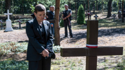 Minister kultury i dziedzictwa narodowego Marta Cienkowska na uroczystościach pogrzebowych 55 ofiar zbrodni wołyńskiej na terenie dawnej polskiej wsi Ostrówki. Fot. PAP/Vladyslav Musiienko 