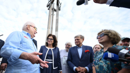 Były prezydent RP Lech Wałęsa, prezydent Gdańska Aleksandra Dulkiewicz oraz były prezes Narodowego Banku Polskiego Leszek Balcerowicz podczas uroczystości z okazji 46. rocznicy podpisania Porozumień Sierpniowych. Fot. PAP/Adam Warżawa