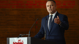 Prezydent Karol Nawrocki w sali BHP Stoczni Gdańskiej w rocznicę podpisania Porozumień Sierpniowych. Fot. PAP/Adam Warżawa